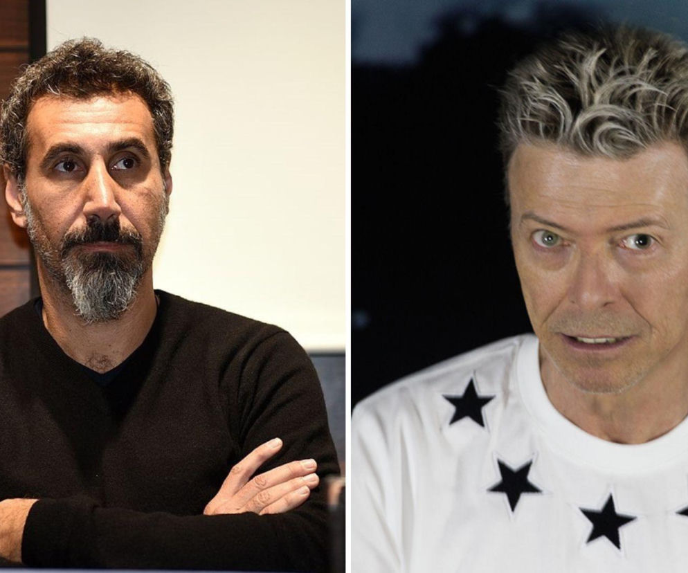 Serj Tankian z założonymi rękami. Obok David Bowie w koszulce w gwiazdy. O nowym coverze przeczytasz w EskaRock.