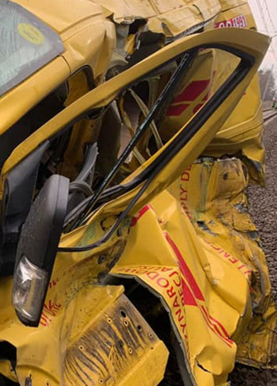 Koszmarny wypadek na przejeździe kolejowym! Kurier DHL wjechał prosto pod pociąg [ZDJĘCIA]