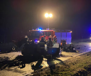 Samochód osobowy zderzył się z dwiema ciężarówkami. Tragedia na DK 25
