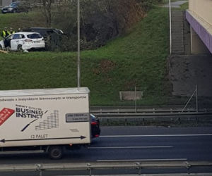 WYPADEK w Katowicach! Dwa samochody SPADŁY ZE SKARPY! 