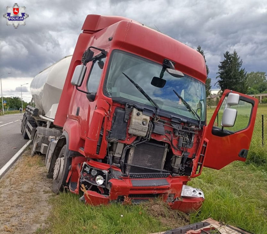 Potworny wypadek pod Włodawą! Dwie kobiety nie żyją. Ich toyota wjechała prosto pod tira [ZDJĘCIA]