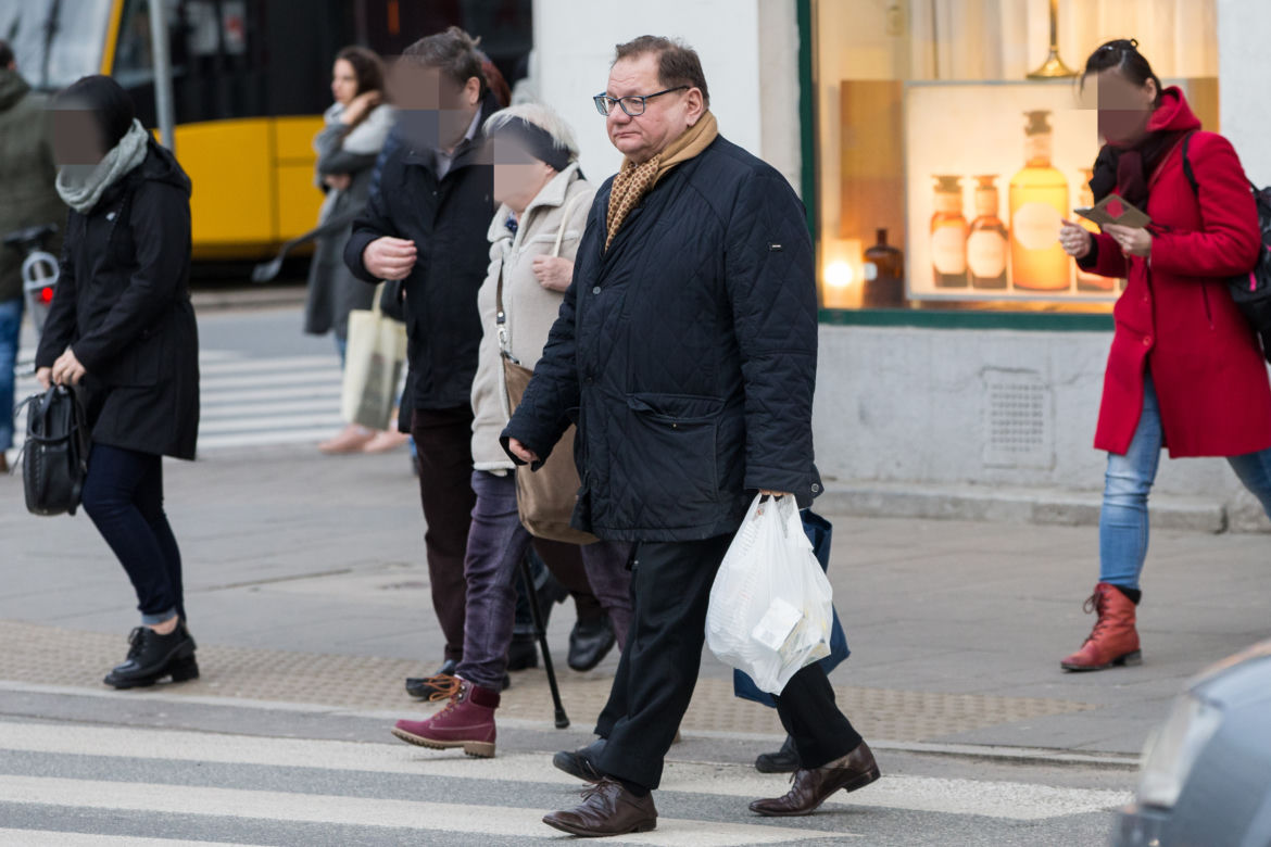 Ukryl żonę, robi za nianię