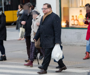 Ukryl żonę, robi za nianię