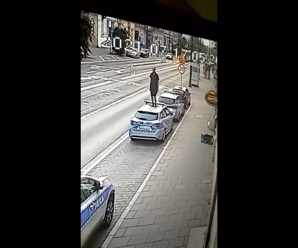 Skakał po policyjnym radiowozie jak szalony. I to przed oknami komisariatu! [WIDEO]