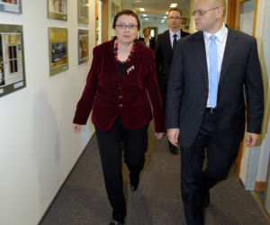 Super Express wywołał panią minister do tablicy