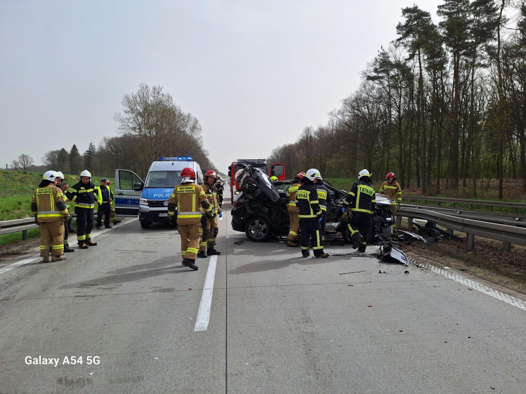 Potężny SUW roztrzaskał się o przyczepę ciężarówki. Co z kierowcą? 
