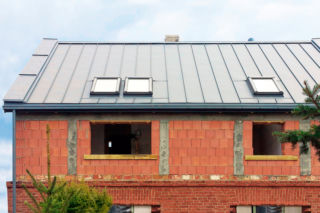 Kusili ich przeszkloną klatką schodową, a nawet wyburzeniem. Powiedzieli: Nie i przebudowali stary dom z cegły 