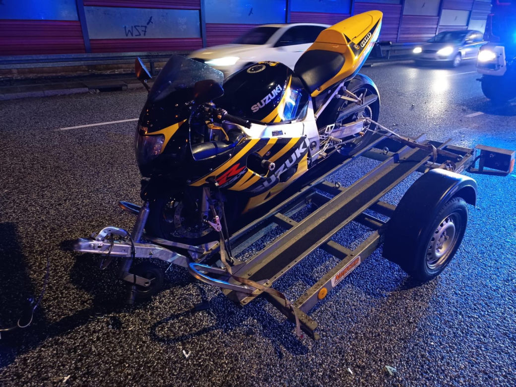 Wielka kraksa na Trasie Łazienkowskiej. Zgasł mu Opel, huknął w niego Renault