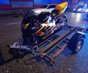 Wielka kraksa na Trasie Łazienkowskiej. Zgasł mu Opel, huknął w niego Renault