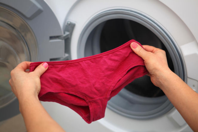 Wsyp 1 łyżkę między brudną bieliznę i nastaw pralkę. Po praniu będzie higienicznie czysta. Mikrobiolog wyjaśnia, jak prać majtki w pralce