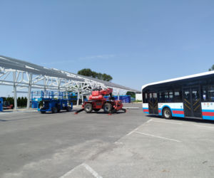 Na terenie MPK w Siedlcach powstaje już wiata dla autobusów elektrycznych. Ogromna konstrukcja robi wrażenie!