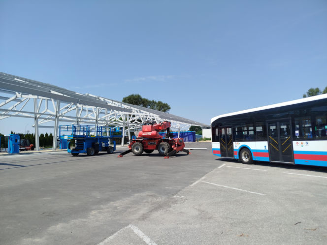 Na terenie MPK w Siedlcach powstaje już wiata dla autobusów elektrycznych. Ogromna konstrukcja robi wrażenie!