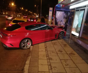 Takie piękne auto roztrzaskane. Bo się kierowca zagapił ... 