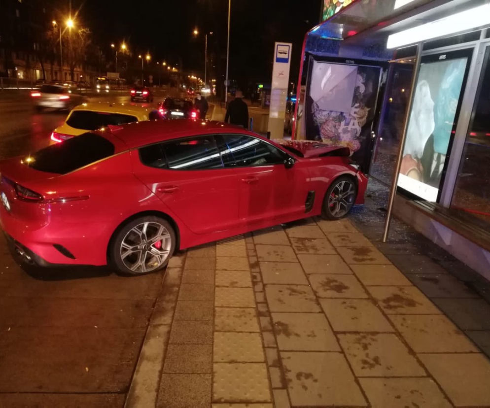Takie piękne auto roztrzaskane. Bo się kierowca zagapił ... 