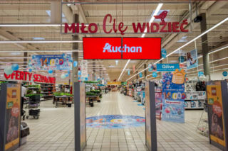 Auchan sprzedaje osiem sklepów w Polsce. Jest kupiec. To będzie jedna z największych transakcji w branży