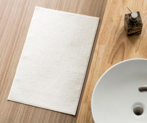 Zabrudzony dywanik łazienkowy to przeszłość. Ten jeden składnik zabija bakterie i odświeża materiał