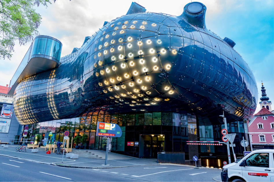 Fasada medialna zintegrowana z budynkiem. Kunsthaus, Graz, proj. Spacelab Cook-Fournier 