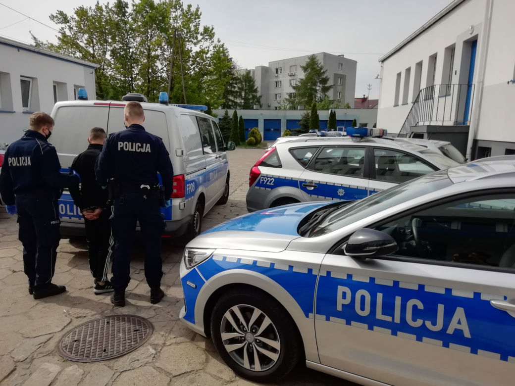 Chcieli okraść babcię. Do akcji wkroczyli wnuczkowie! ZŁODZIEJ ze strachu się zabarykadował  
