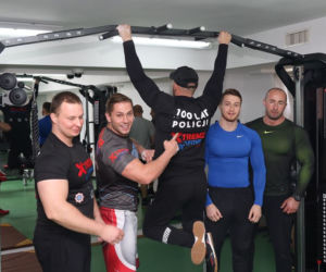 Z tymi policjantami lepiej NIE ZADZIERAJ! Nie uwierzysz ile razy potrafią podnieść sztangę 