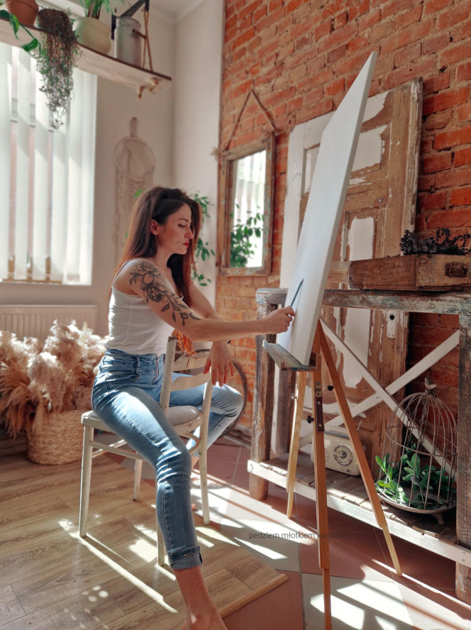 "Pędzlem, młotkiem, kwiatkiem" - bajkowe dzieła Kasi