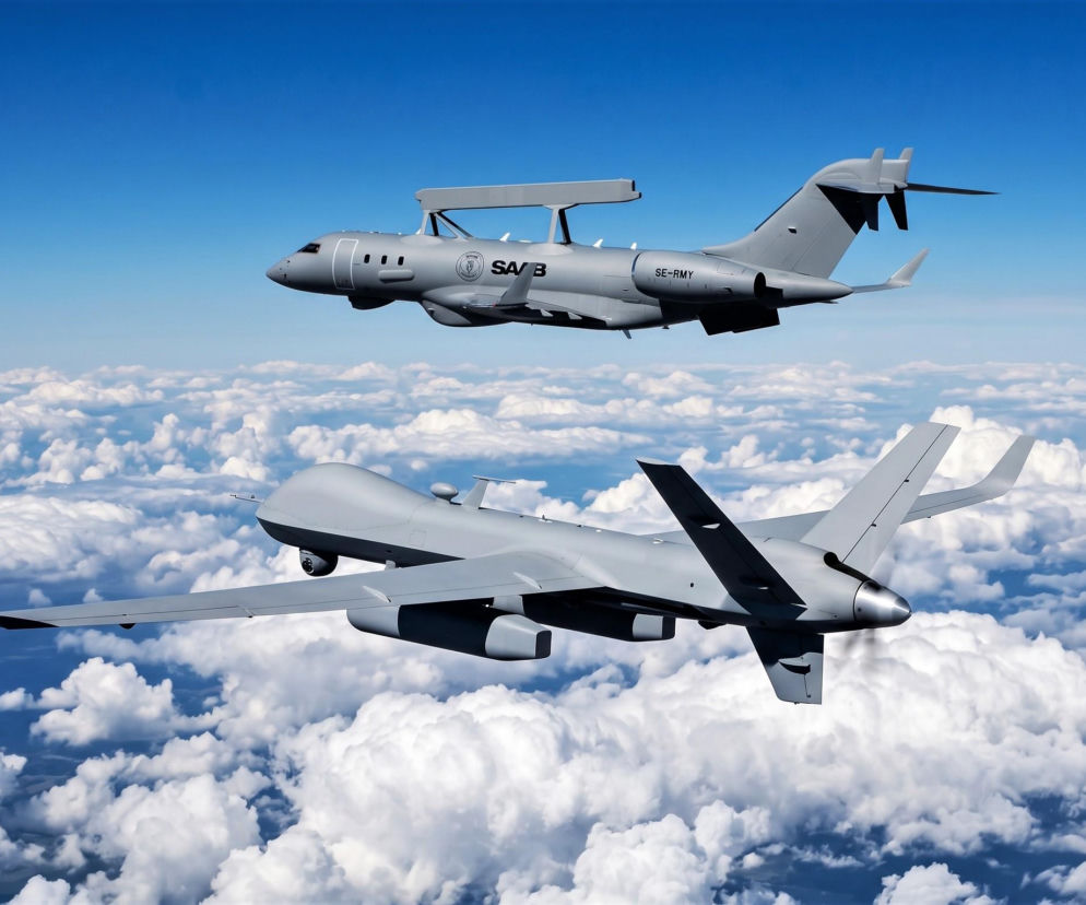 Samolot GlobalEye i dron MQ-9B SkyGuardian w locie nad chmurami. O nowym systemie wczesnego ostrzegania czytaj na SE Portal Obronny.