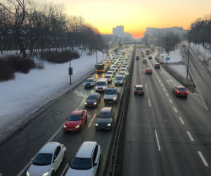 Wypadek na Trasie Łazienkowskiej. Autobus i trzy auta rozbite