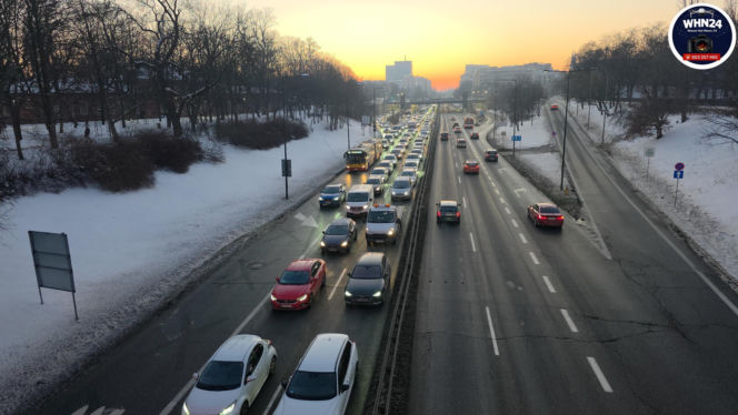 Wypadek na Trasie Łazienkowskiej. Autobus i trzy auta rozbite