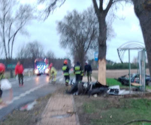 Bmw uderzyło w drzewo, przystanek i znowu w drzewo. Dwie osoby zginęły pod Kozienicami! 