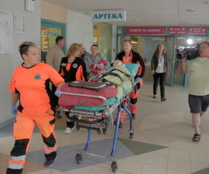Laura trafiła do szpitala z widłami wbitymi w głowę. Teraz wraca do zdrowia
