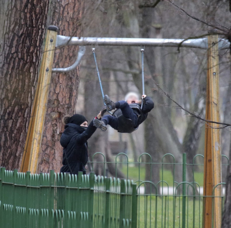 Marta Kaczyńska z synkiem na placu zabaw
