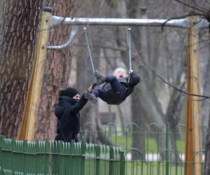 Marta Kaczyńska z synkiem na placu zabaw