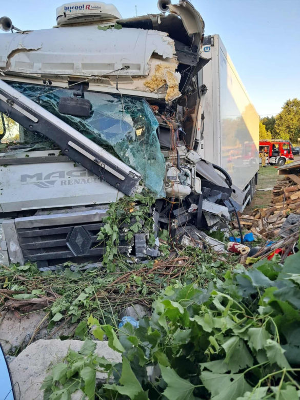 W Młynku kierowca ciągnika siodłowego z naczepą wjechał na posesję. Dwie osoby ranne
