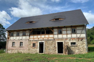 Piękna ruina - tutaj wystarczy kopnąć i poleci cały fragment - usłyszeli Karina i Piotr od fachowca. Nie dali za wygraną i zakasali rękawy. Stare sudeckie gospodarstwo odzyskuje blask