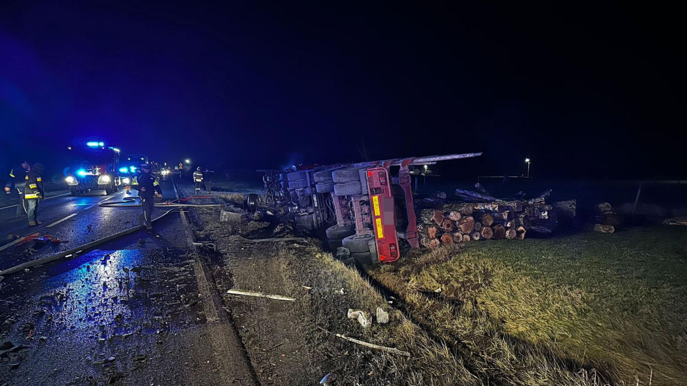  Śmiertelny wypadek pod Opocznem na drodze krajowej nr 12! Kierowca osobówki zginął w zderzeniu z ciężarówką [ZDJĘCIA]