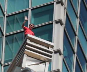 Alex Honnold wspiął się na wieżowiec Taipei 101