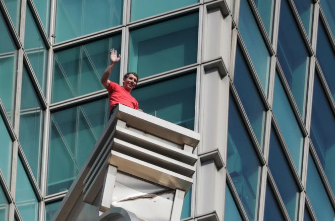 Alex Honnold wspiął się na wieżowiec Taipei 101