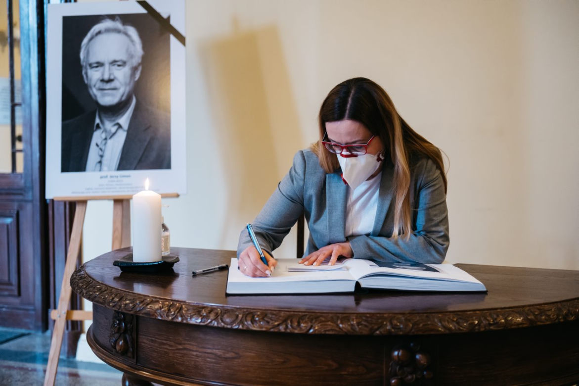 Księga kondolencyjna zmarłego prof. Jerzego Limona