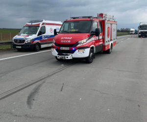Bus firmy kurierskiej wbił się w ciężarówkę. Poważy wypadek i korki na A4 