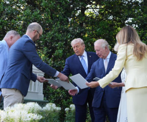 Król Karol i królowa Kamila u Trumpów. Melania dała im herbatę, a potem pokazała pasiekę w kształcie Białego Domu