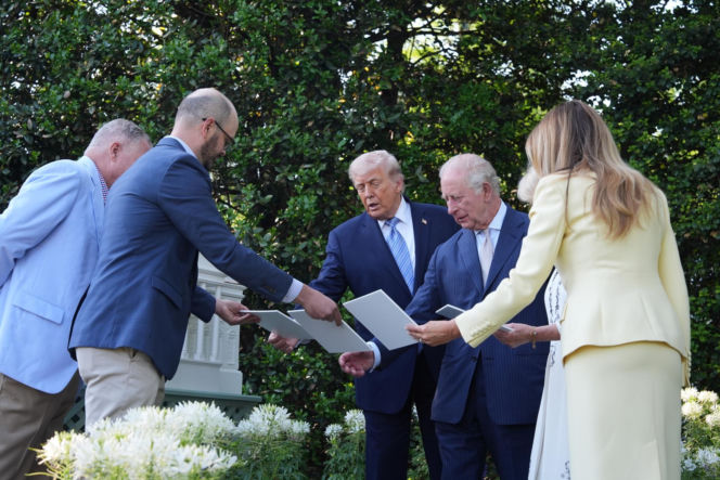 Król Karol i królowa Kamila u Trumpów. Melania dała im herbatę, a potem pokazała pasiekę w kształcie Białego Domu