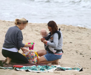 Anna Starmach z dzieckiem na plaży