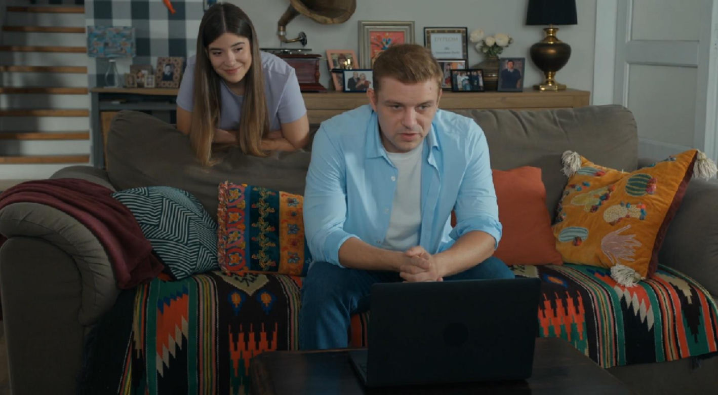 Barwy szczęścia, odcinek 3137. Agata (Natalia Zambrzycka), Hubert (Marek Molak)