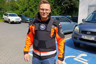 Ratownicy będą bezpieczniejsi podczas interwencji. Teraz będą chronić ich specjalne kamizelki!