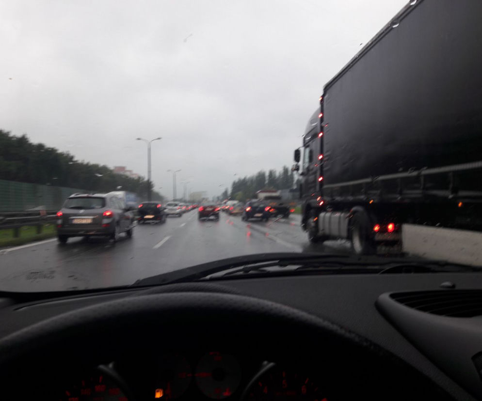 Poranne utrudnienia na drogach. Deszcz, kolizje, korki i... apacze