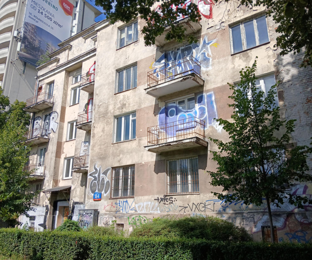 Zniszczona kamienica przy ul. Grójeckiej 184 z graffiti na elewacji. O historii budynku przeczytasz w serwisie Architektura.