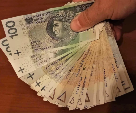 Niskie podwyżki dla nauczycieli. Początkujący pedagog zarobi niewiele więcej niż minimum