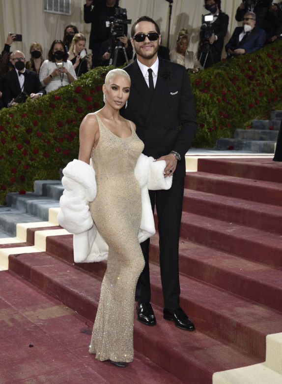 Kim Kardashian w TEJ sukience Marilyn Monroe! Jest warta miliony