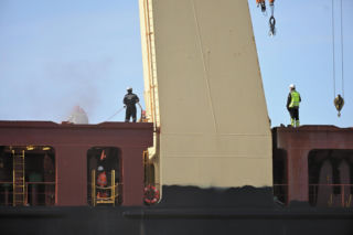 Pożar statku w Nowym Porcie w Gdańsku. Jednostka pływa pod banderą Cypru, a na jej pokładzie przebywało 25 członków załogi