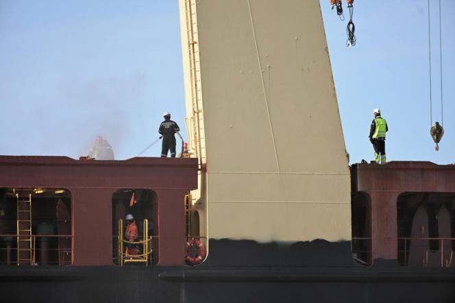 Pożar statku w Nowym Porcie w Gdańsku. Jednostka pływa pod banderą Cypru, a na jej pokładzie przebywało 25 członków załogi