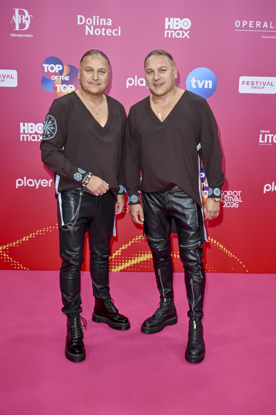 Ależ się wystroiły gwiazdy w 2. dniu festiwalu! Chylińska kolorowa jak papuga, Krupińka elegancka, jak królewna a panowie w podkoszulkach i krótkich spodenkach